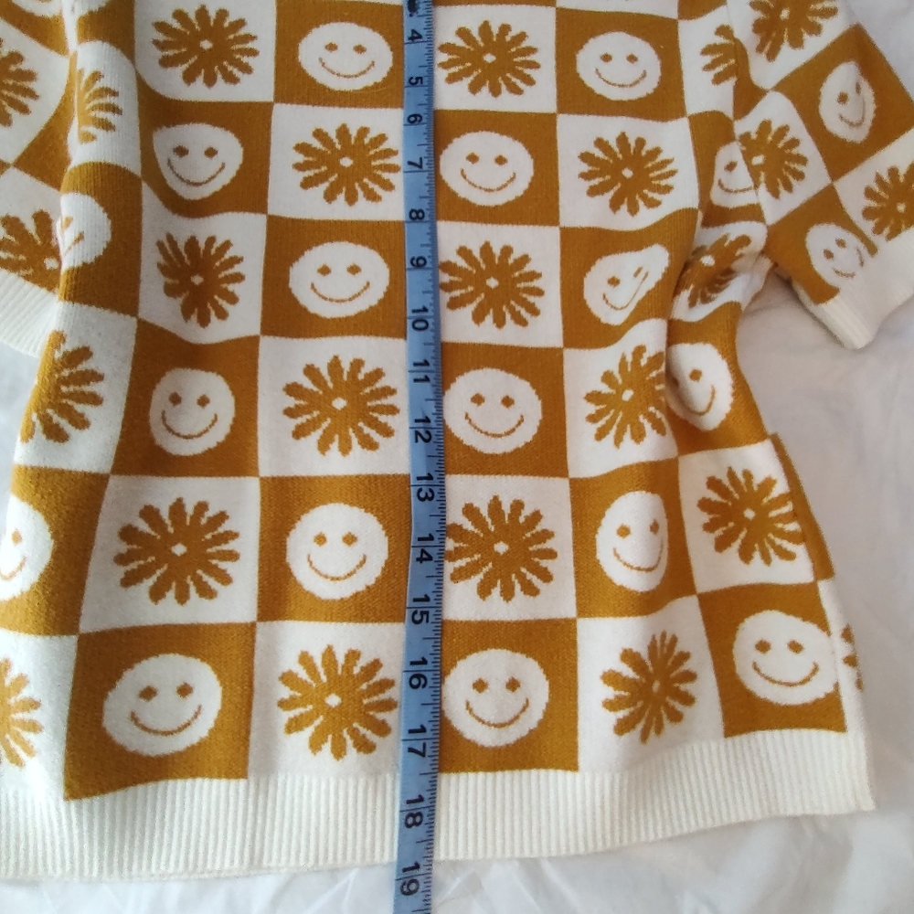 Forever 21 smiley sweater. New. Size large. - Picture 4 of 13